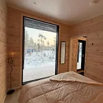 Modern Villajoenhelmi With Jacuzzi And Sauna Kuusamo